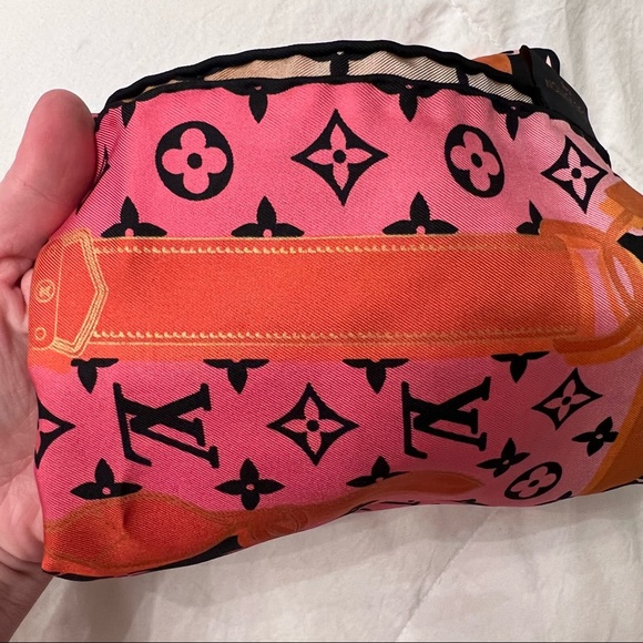 Authentic Louis Vuitton Scarf Bandana Rising Confidential Monogram M76145 Silk - Picture 8 of 16